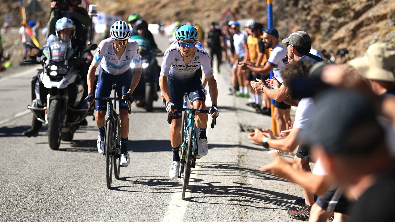 Miguel Ángel López y Enric Mas en la trepada final de la etapa 15.