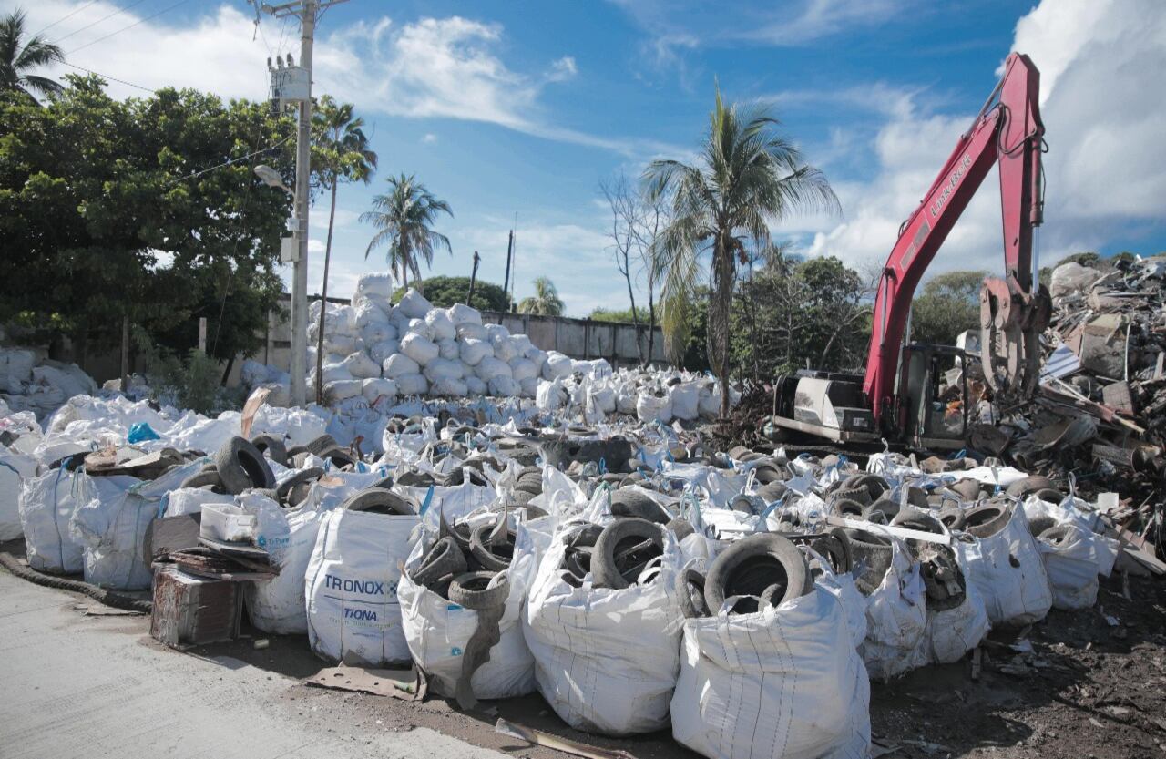 A la fecha, en el punto de recolección y acopio de residuos denominado “Punto Verde” se han gestionado 600 toneladas de residuos especiales, incluyendo chatarra, electrodomésticos y llantas, los cuales salen de la isla en barcos al continente.