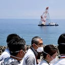 Vista de una plataforma de trabajo frente a la costa de Japón donde Tokyo Electric Power Company Holdings dice que ha instalado el último tramo de un túnel submarino para descargar el agua radiactiva de Fukushima, 26 de junio de 2023. (Kyodo News via AP)