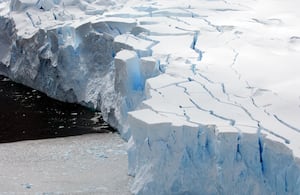 El Glaciar Thwaites, también conocido como “Glaciar del Juicio Final”, destaca por su enorme tamaño.
