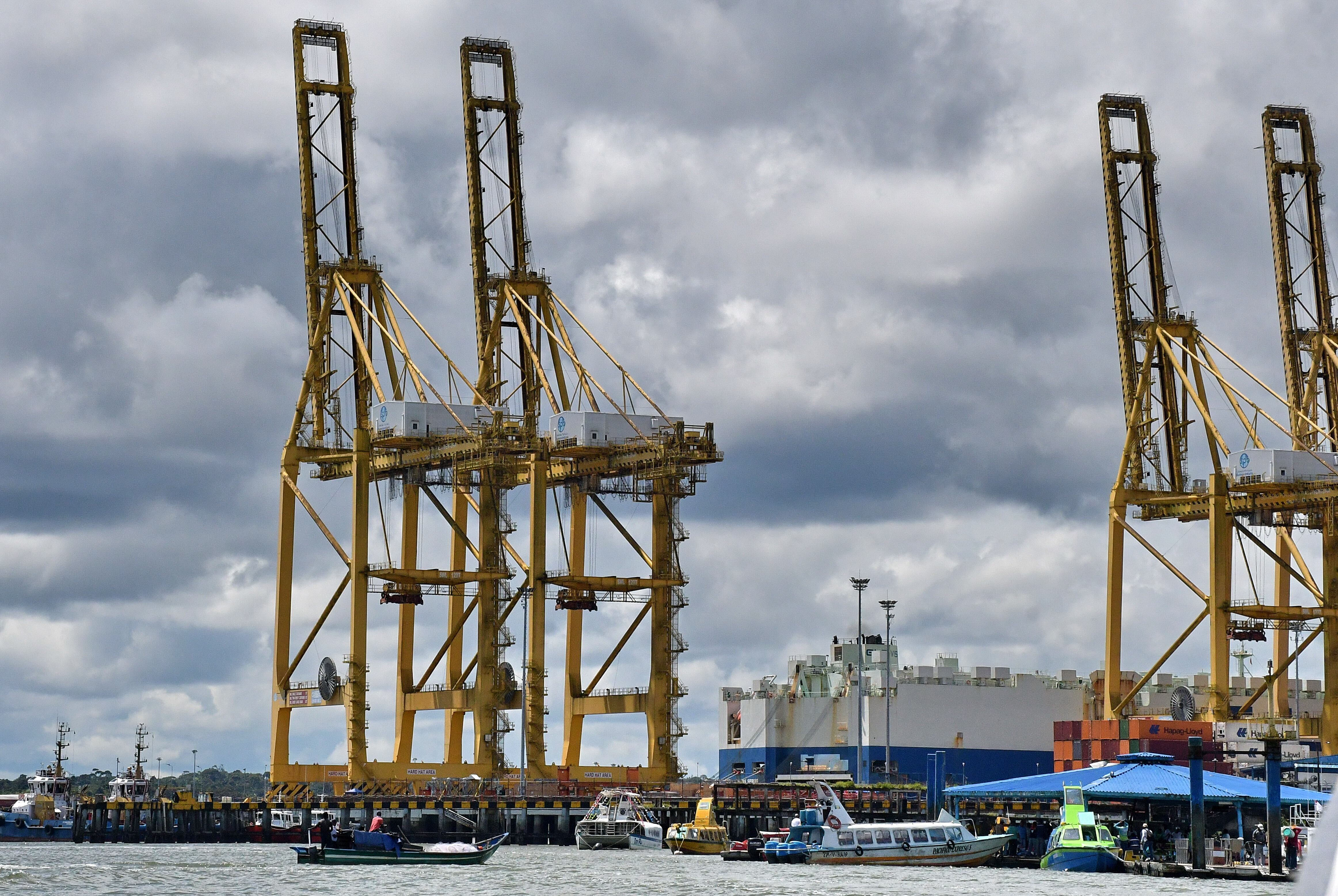 La Autoridad Nacional de Licencias Ambientales (ANLA) asumió el control ambiental del Muelle 13 en Buenaventura y ordenó su suspensión, con el fin de garantizar que la operación cumpla los requisitos de protección y control ambiental establecidos en la normativa vigente. Fotos Raúl Palacios / El País.