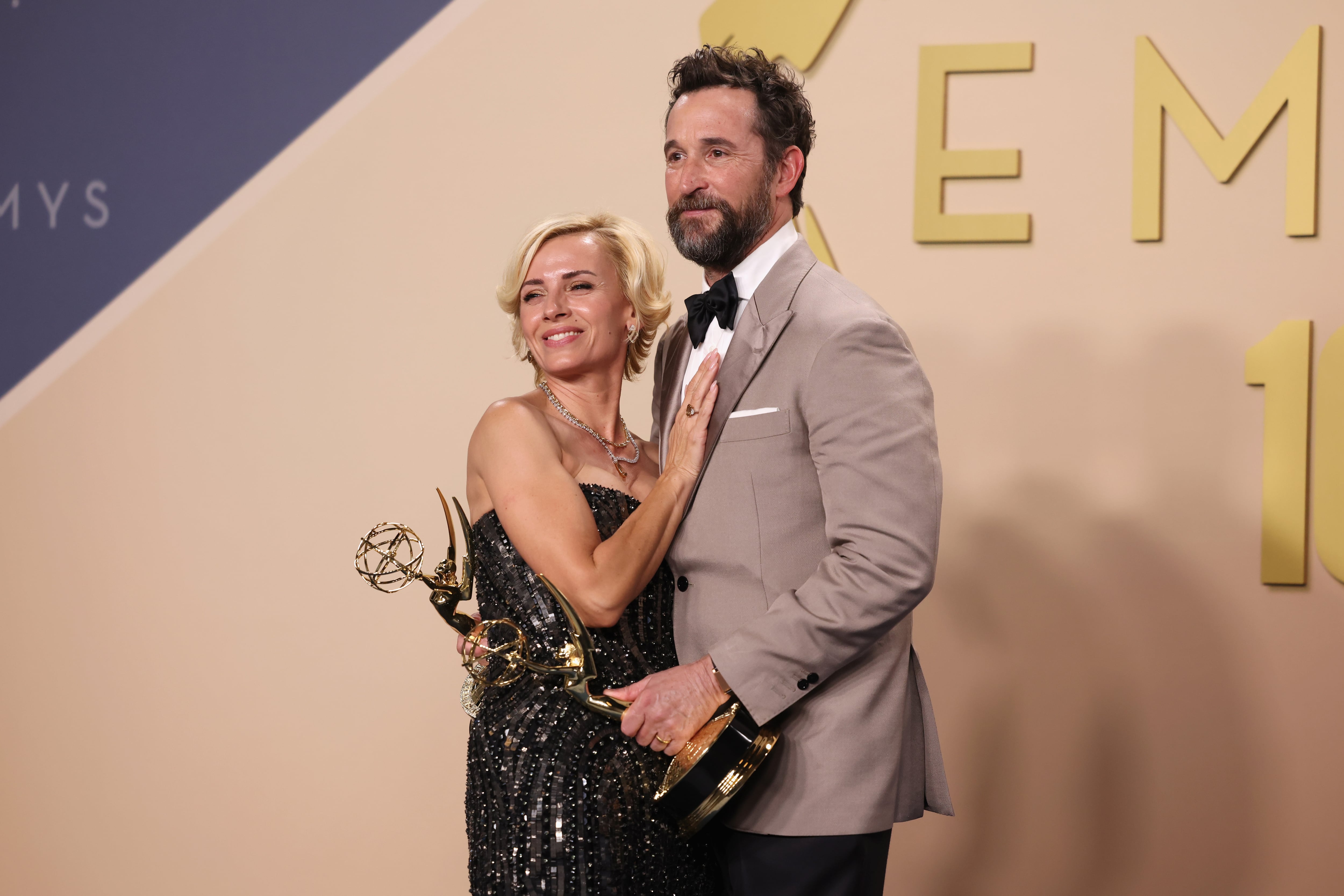 Noah Wyle vistió un traje café con un corbatín, mientras que su esposa Sara usó un vestido negro de lentejuelas.