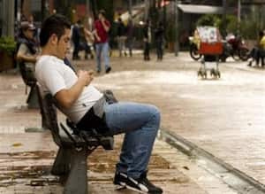 Para estimular la contratación de jóvenes menores de 25 años, el proyecto contempla beneficios en las contribuciones parafiscales.