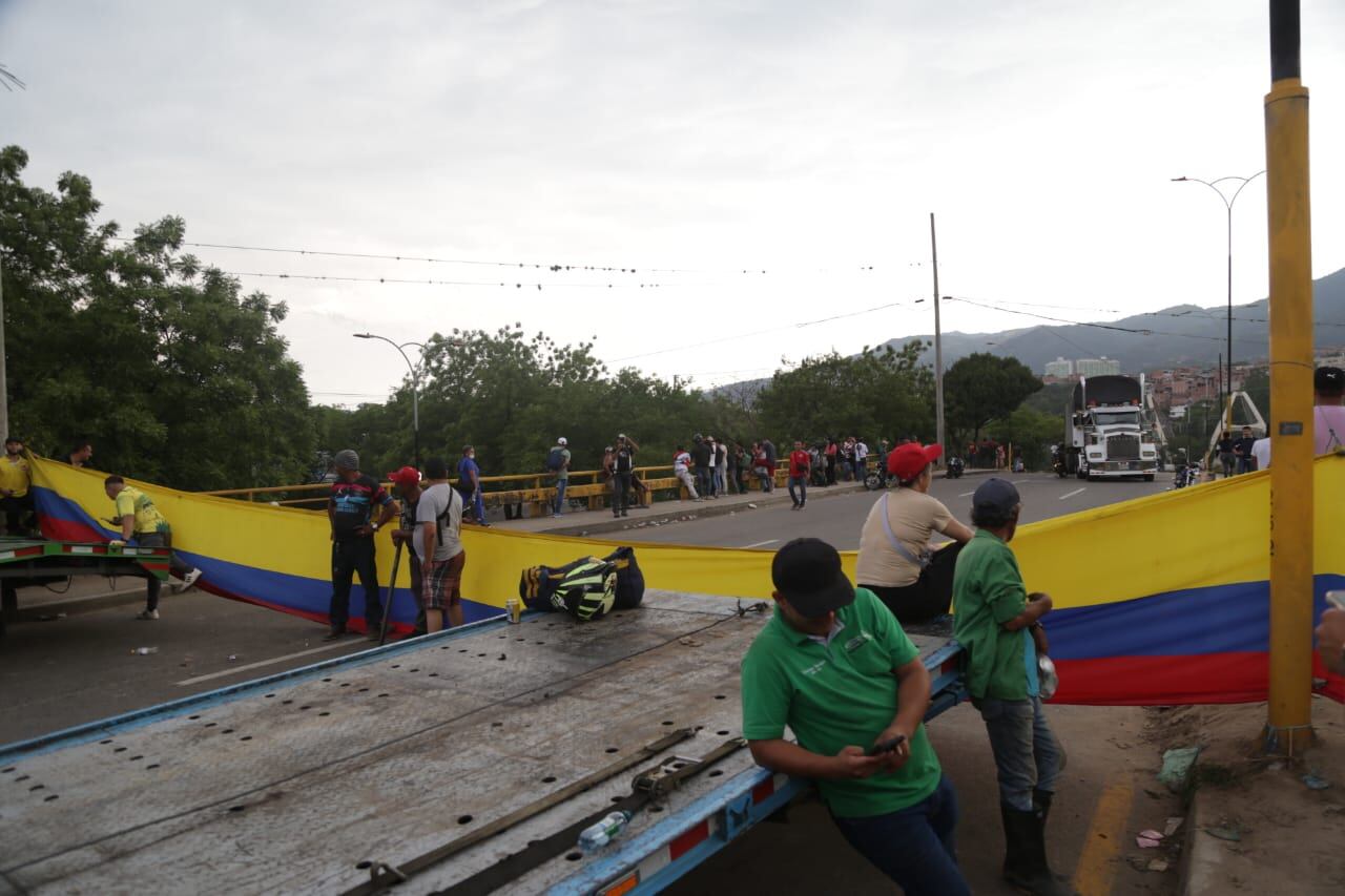 Bloqueos en el sector del Barrio El Palenque, en la via que comunica Bucaramanga con el Aeropuerto Internacional Palonegro, también se bloquea la zona industrial y se restringe la movilidad de cerca de 250 mil habitantes que viven en el municipio de Girón, Norte de Santander