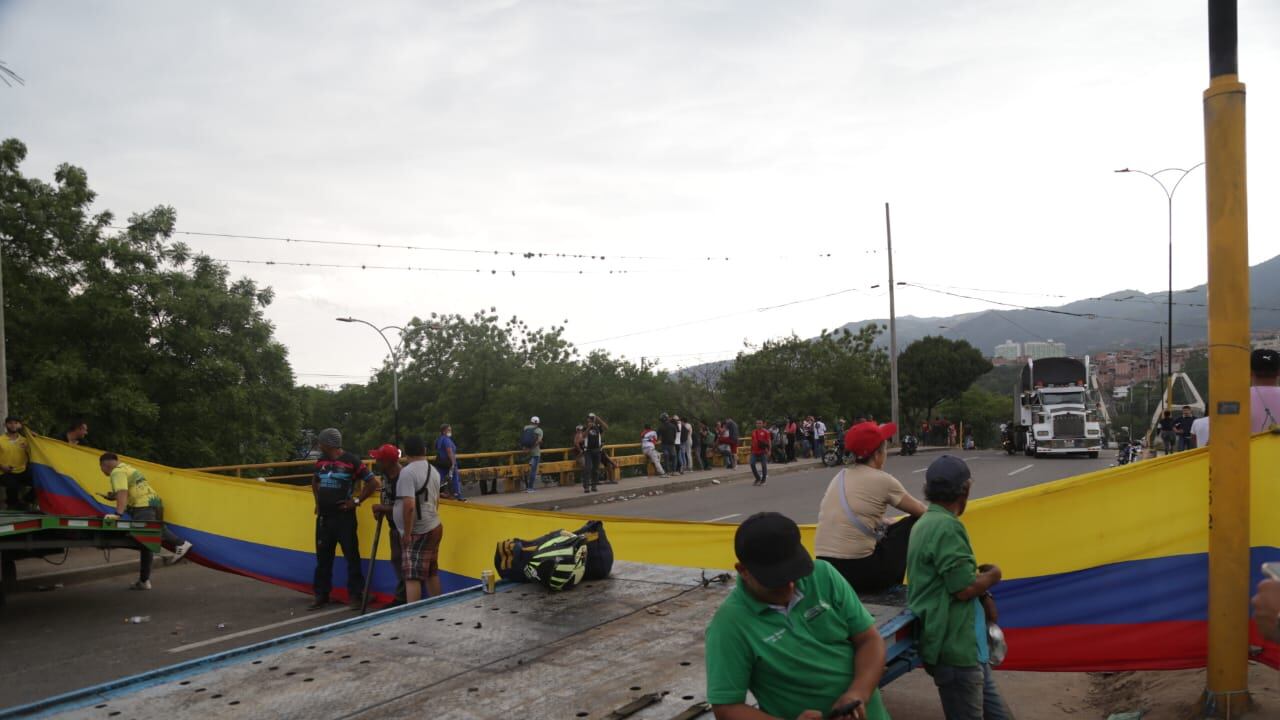 Bloqueos en el sector del Barrio El Palenque, en la via que comunica Bucaramanga con el Aeropuerto Internacional Palonegro, también se bloquea la zona industrial y se restringe la movilidad de cerca de 250 mil habitantes que viven en el municipio de Girón, Norte de Santander