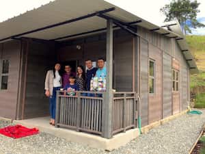 Con madera plástica, Botellas de Amor construye parques infantiles, mobiliario urbano y viviendas en beneficio de poblaciones vulnerables.