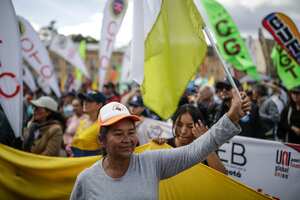 Los partidarios se manifiestan a favor de las reformas propuestas por el presidente colombiano Gustavo Petro, en Bogotá, Colombia, el jueves 20 de julio de 2023. El gobierno de Petro busca reformar los sistemas de salud y pensiones de la nación, y sus leyes laborales. (Foto AP/Iván Valencia)