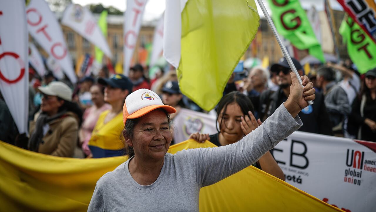 Los partidarios se manifiestan a favor de las reformas propuestas por el presidente colombiano Gustavo Petro, en Bogotá, Colombia, el jueves 20 de julio de 2023. El gobierno de Petro busca reformar los sistemas de salud y pensiones de la nación, y sus leyes laborales. (Foto AP/Iván Valencia)