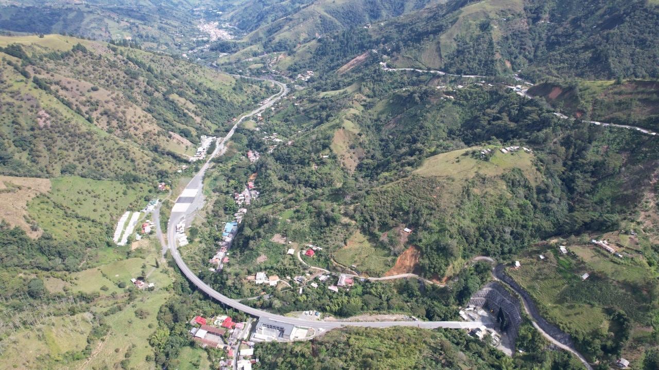 Alcaldía de Medellín anuncia 342 mil millones de pesos para obras en Vía al Mar, que conectará a Medellín con Urabá.