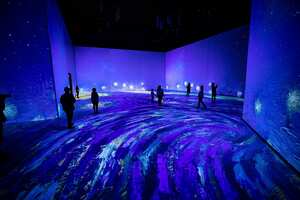 La gente asiste a una vista previa de la exposición inmersiva Imagine Van Gogh en Vancouver, Columbia Británica. La exposición de 25.000 pies cuadrados con proyecciones de más de 200 pinturas de Van Gogh se llevará a cabo del 19 de marzo al 11 de junio en la Convención de Vancouver. Centrar. Debido a COVID-19, la exposición tiene aforo limitado y entrada programada. Foto: Darryl Dyck / The Canadian Press vía AP.