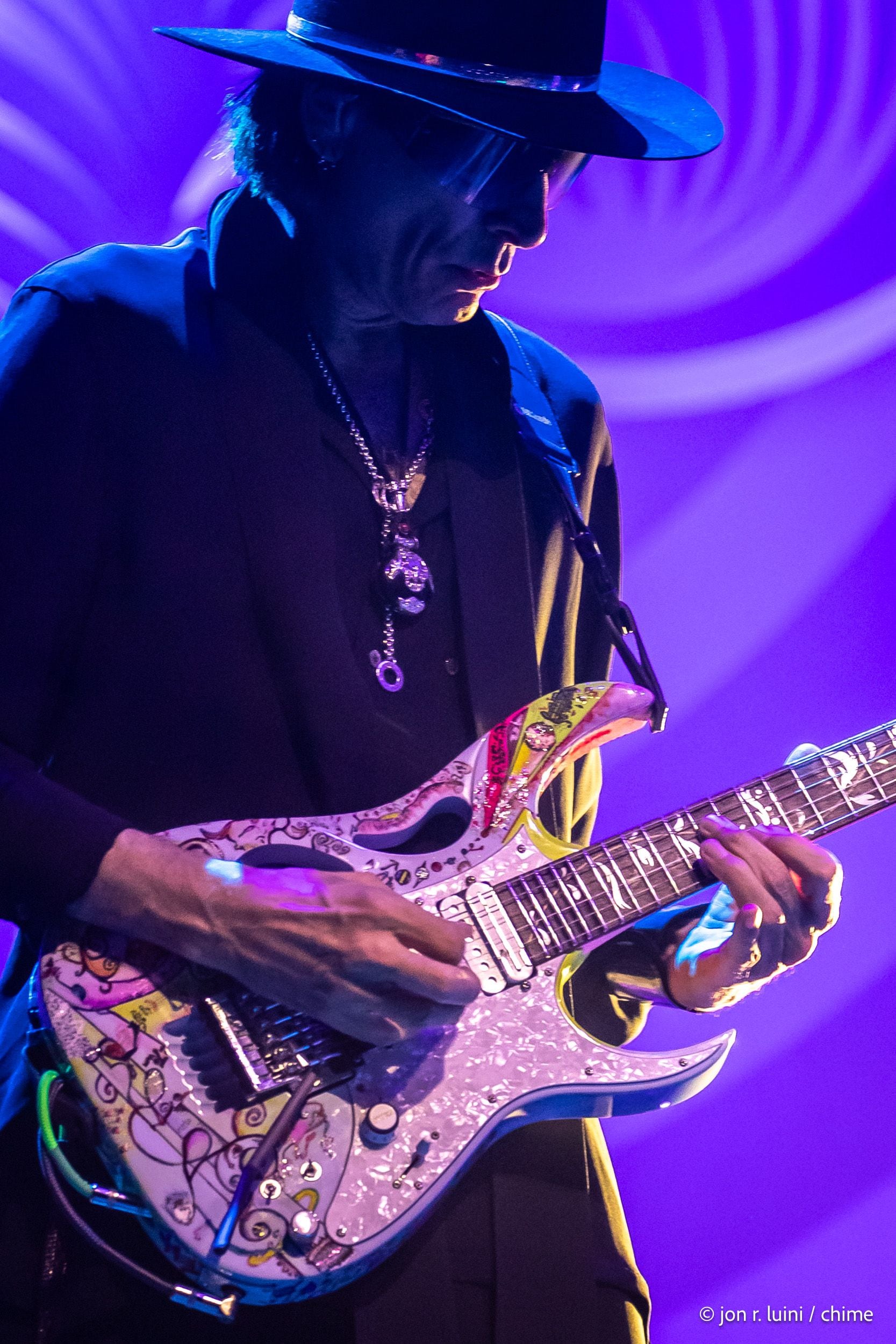 Steve Vai no imita a Robert Fripp, respeta sus canciones pero también les da su toque.