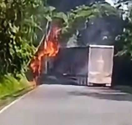 Un camión incinerado en la vía Tadó-Pereira.
