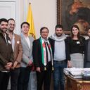 El presidente Gustavo Petro junto a jóvenes palestinos este viernes 15 de diciembre en la Casa de Nariño.