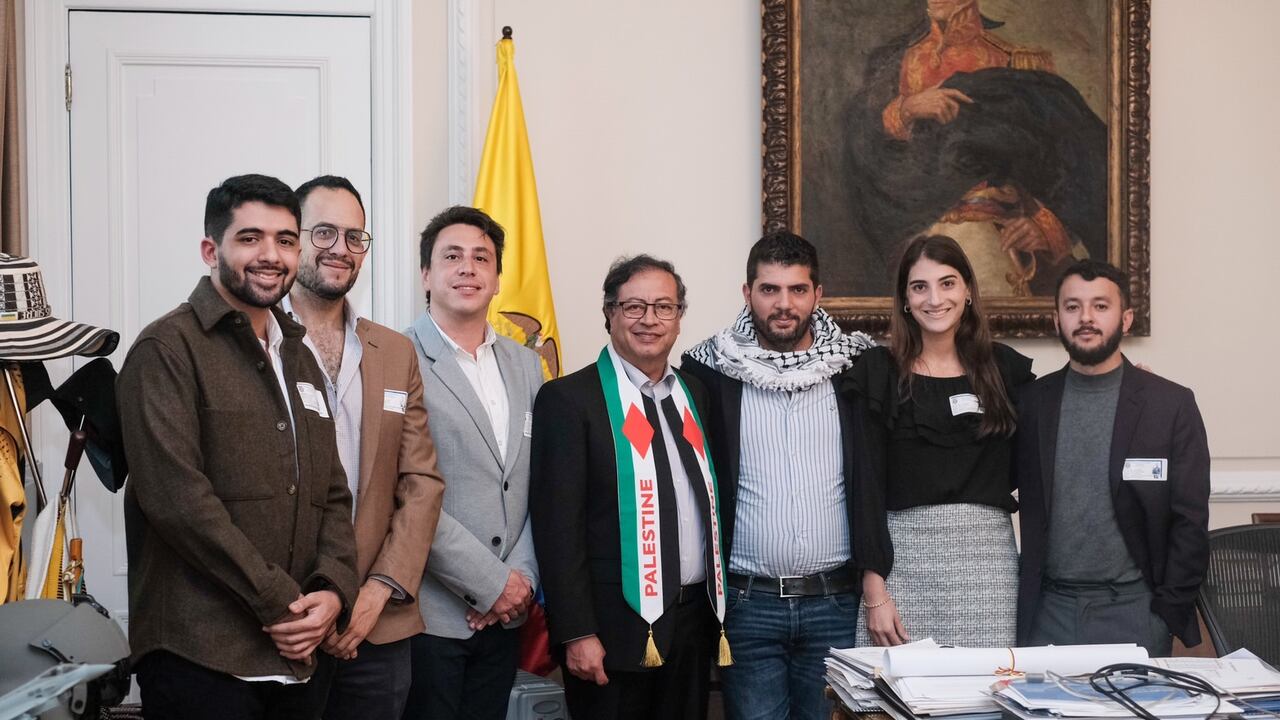 El presidente Gustavo Petro junto a jóvenes palestinos este viernes 15 de diciembre en la Casa de Nariño.