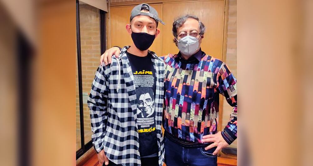    Durante y después del estallido social, Coco, como le decían sus amigos, compartió y subió fotos con varios dirigentes del Pacto Histórico, como Gustavo Petro, actual presidente de Colombia, además de Gustavo Bolívar, María José Pizarro y Francia Márquez. 