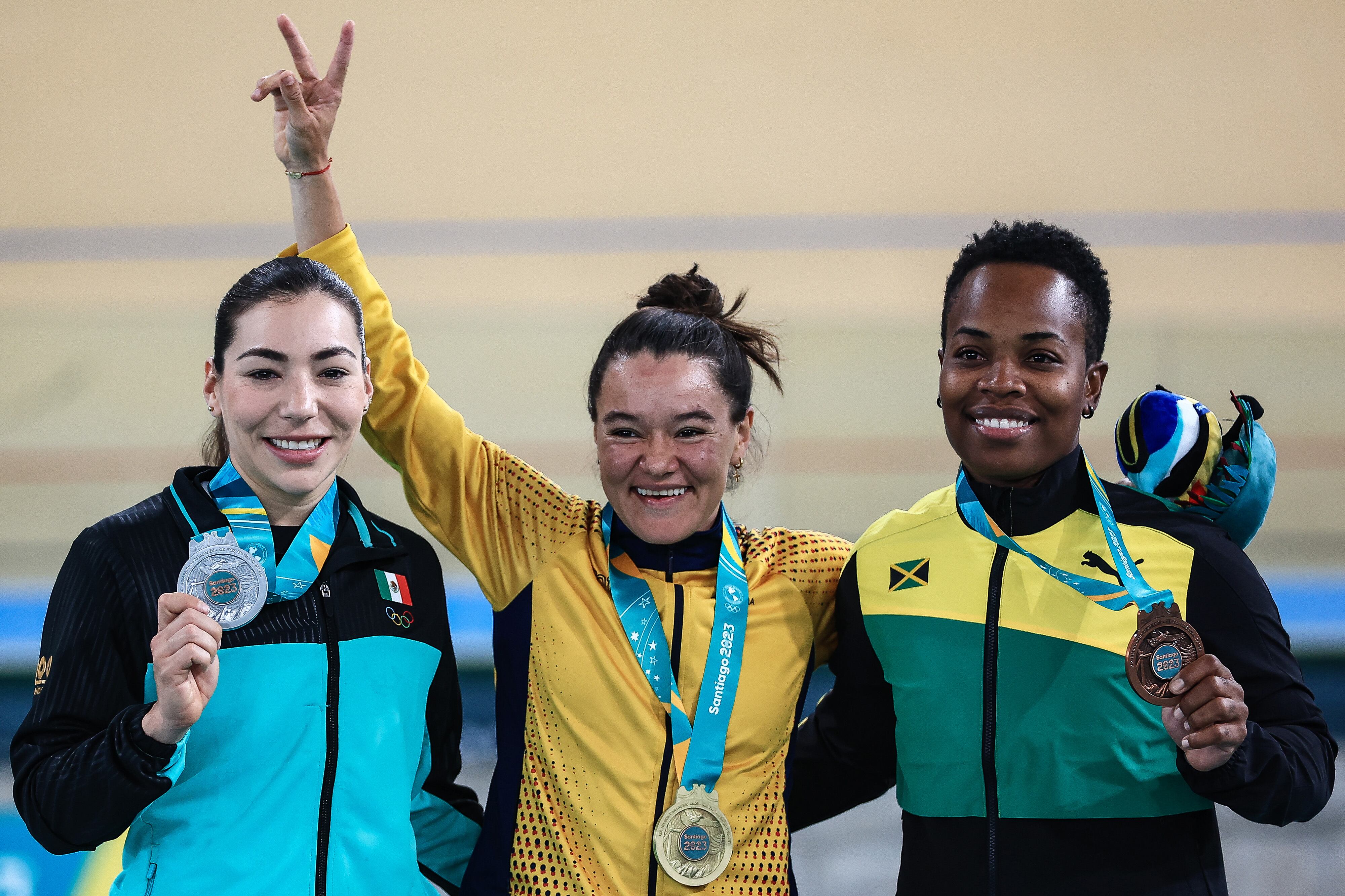 Daniela Gaxiola del Equipo de México, Martha Bayona del Equipo de Colombia y Dahlia Palmer del Equipo de Jamaica se paran en el podio durante el Ciclismo de Pista - Carrera Final de Keirin Femenino en el Parque Peñalolen en el día 5 de los Juegos Panamericanos Santiago 2023 el 25 de octubre de 2023 en Santiago, Chile.