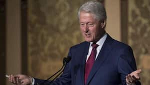 Durante la presidencia de Clinton, países como República Checa, Hungría o Polonia se adhirieron a la Alianza Atlántica, que años más tarde también daría la bienvenida a Bulgaria, Estonia, Letonia, Lituania, Rumanía, todas ellas repúblicas de la Unión Soviética.