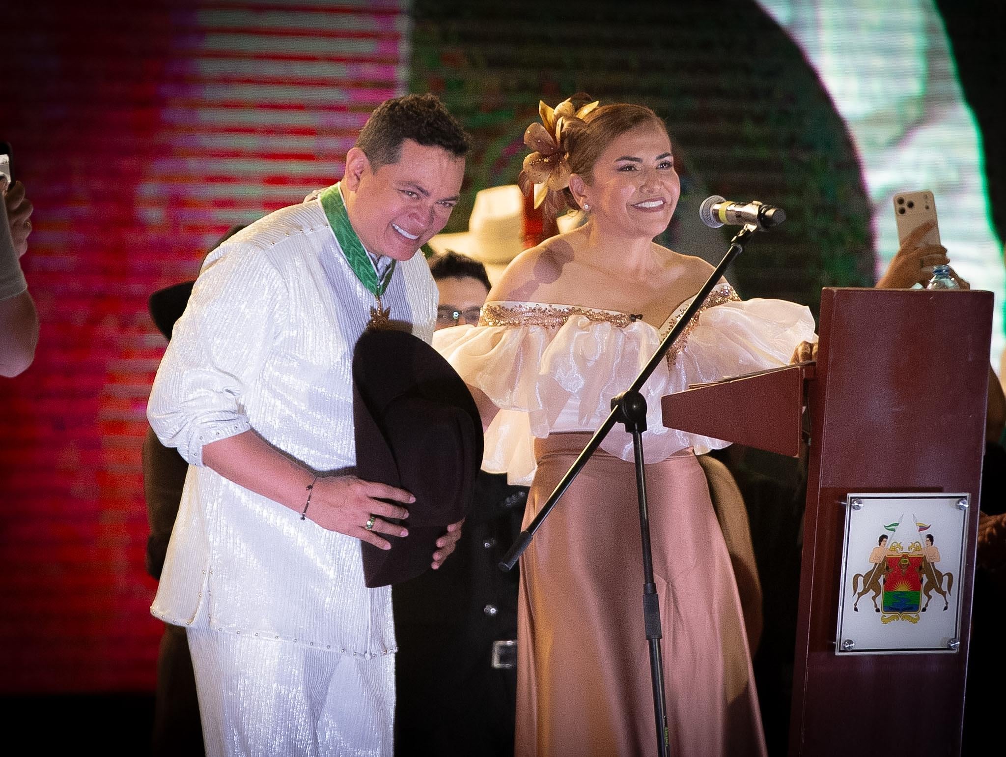 La gobernadora del Meta, Rafaela Cortés Zambrano, participó en el homenaje al cantante llanero Jhon Onofre, quien fue presentado como embajador de la región.