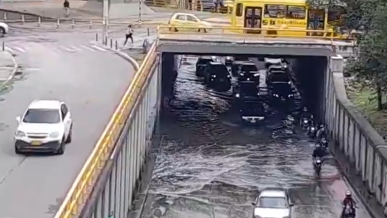 Inundación en deprimido de la Calle 100.