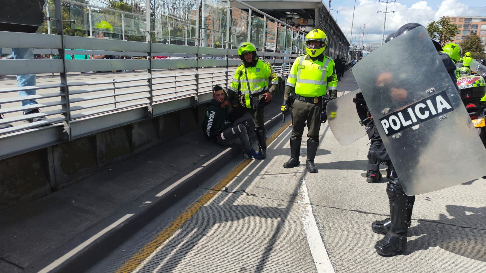 Hombres capturados en medio del paro de moteros.