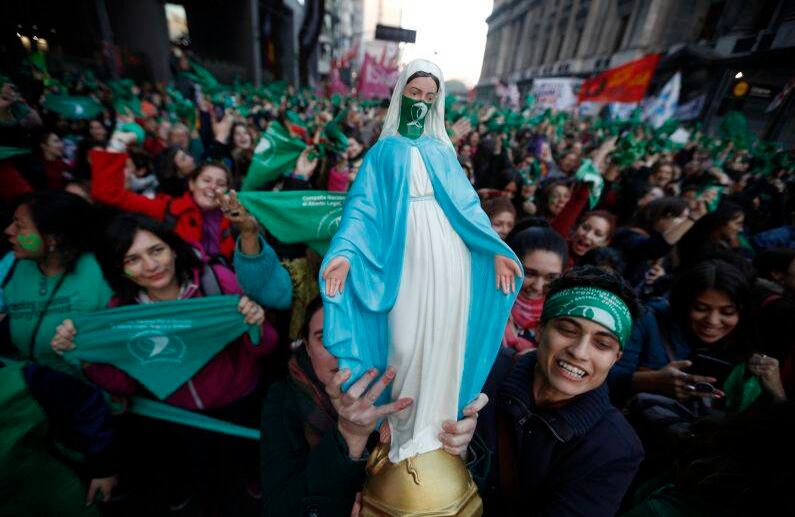  28 de mayo - Activistas con pañuelos verdes, que simbolizan el movimiento por los derechos del aborto, demuestran marcar el resurgimiento de su campaña para legalizar el aborto frente al Congreso Nacional en Buenos Aires. FOTO: Emiliano Lasalvia / AFP