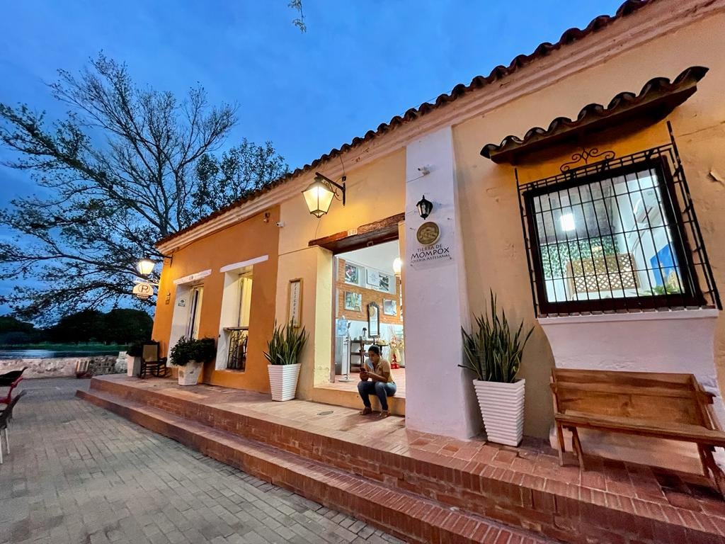 Las calles de Mompox han tenido un crecimiento gastronómico notable, al punto de que los lugares para sentarse a tomar una copa o tener una buena cena están siendo un foco de los turistas no solo para probar sino para recomendar. Foto: Andrea Gómez - Semana