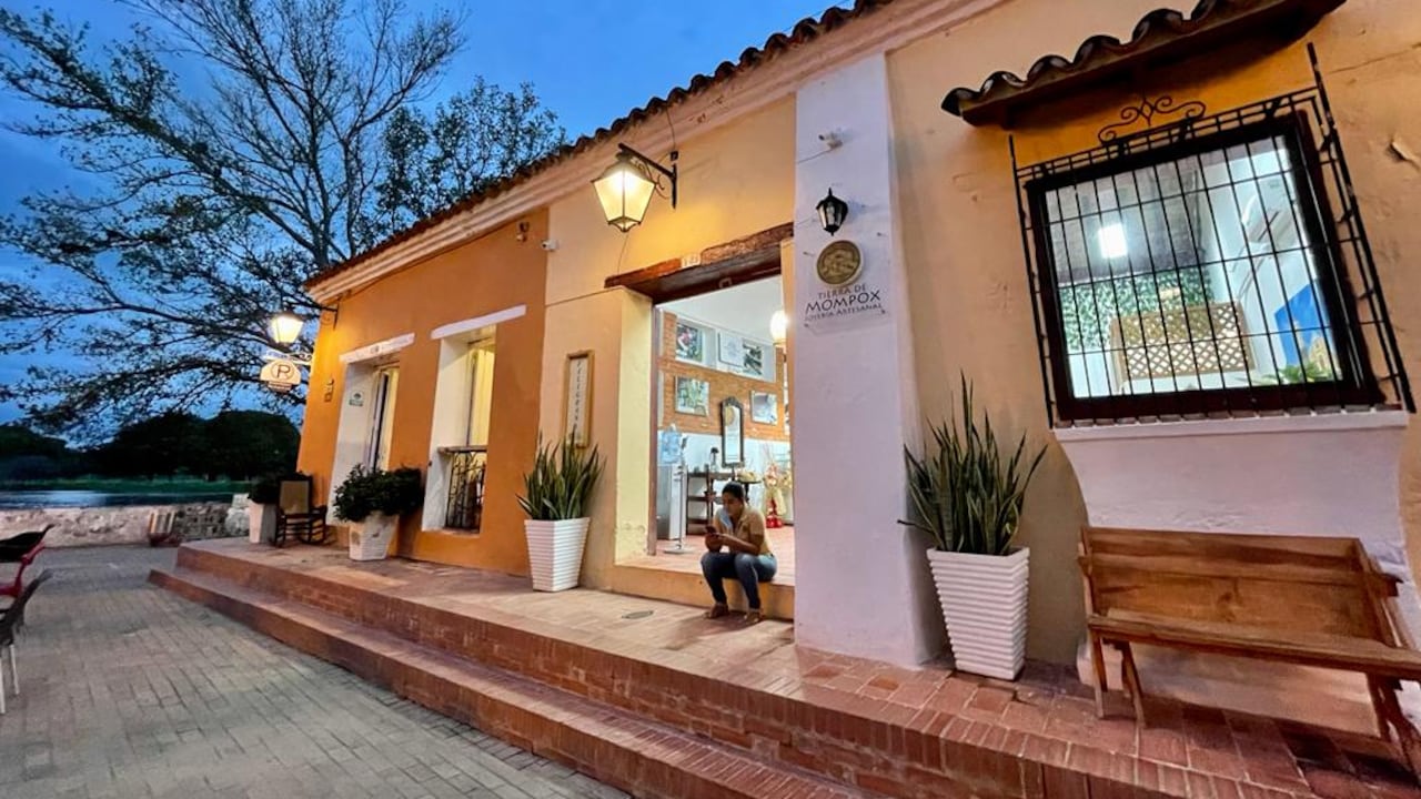Las calles de Mompox han tenido un crecimiento gastronómico notable, al punto de que los lugares para sentarse a tomar una copa o tener una buena cena están siendo un foco de los turistas no solo para probar sino para recomendar. Foto: Andrea Gómez - Semana