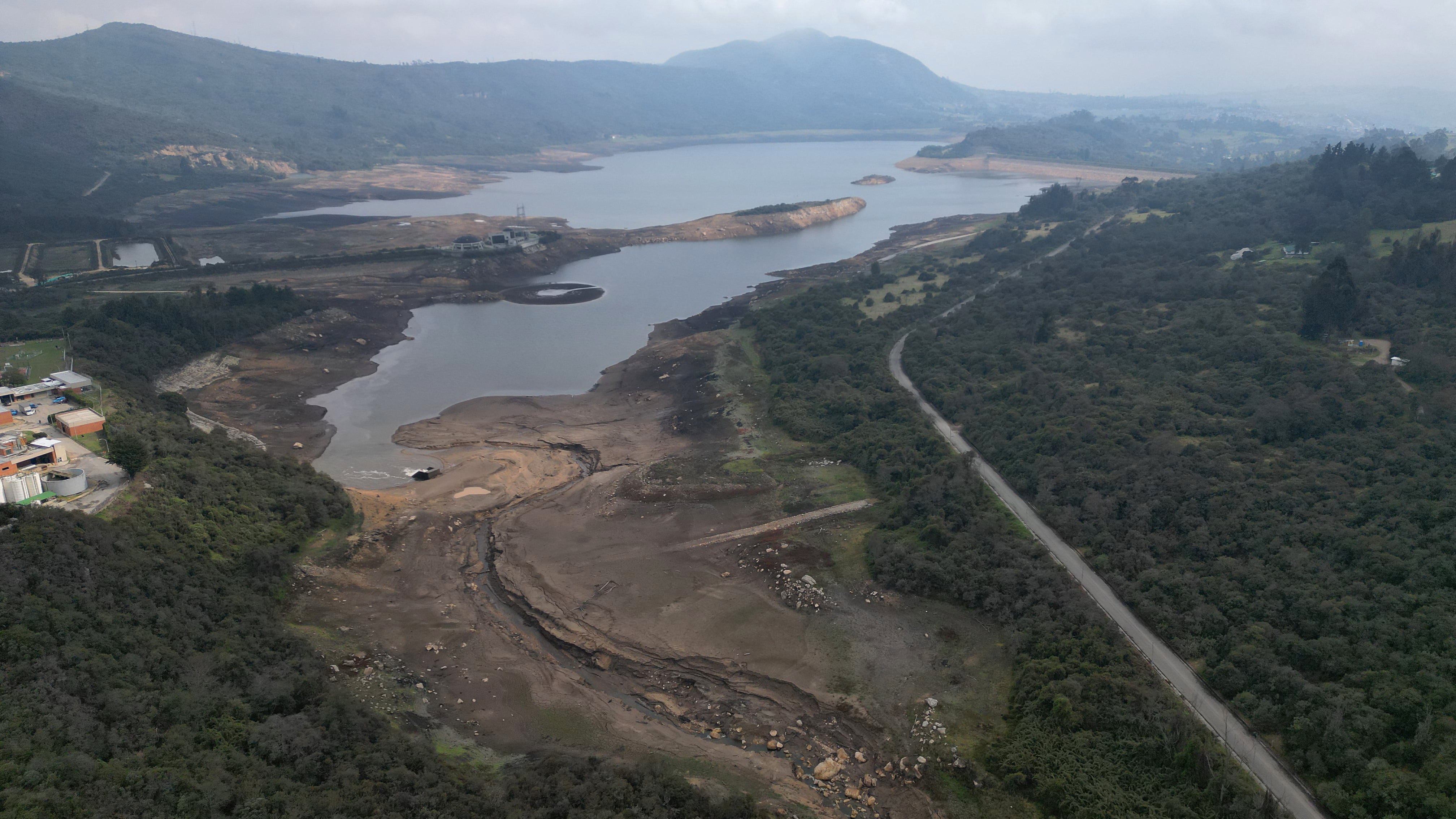 Embalse de San Rafael en el municipio de La Calera con nivel bajo a causa del fenómeno de El Niño. Abril 2 del 2024.