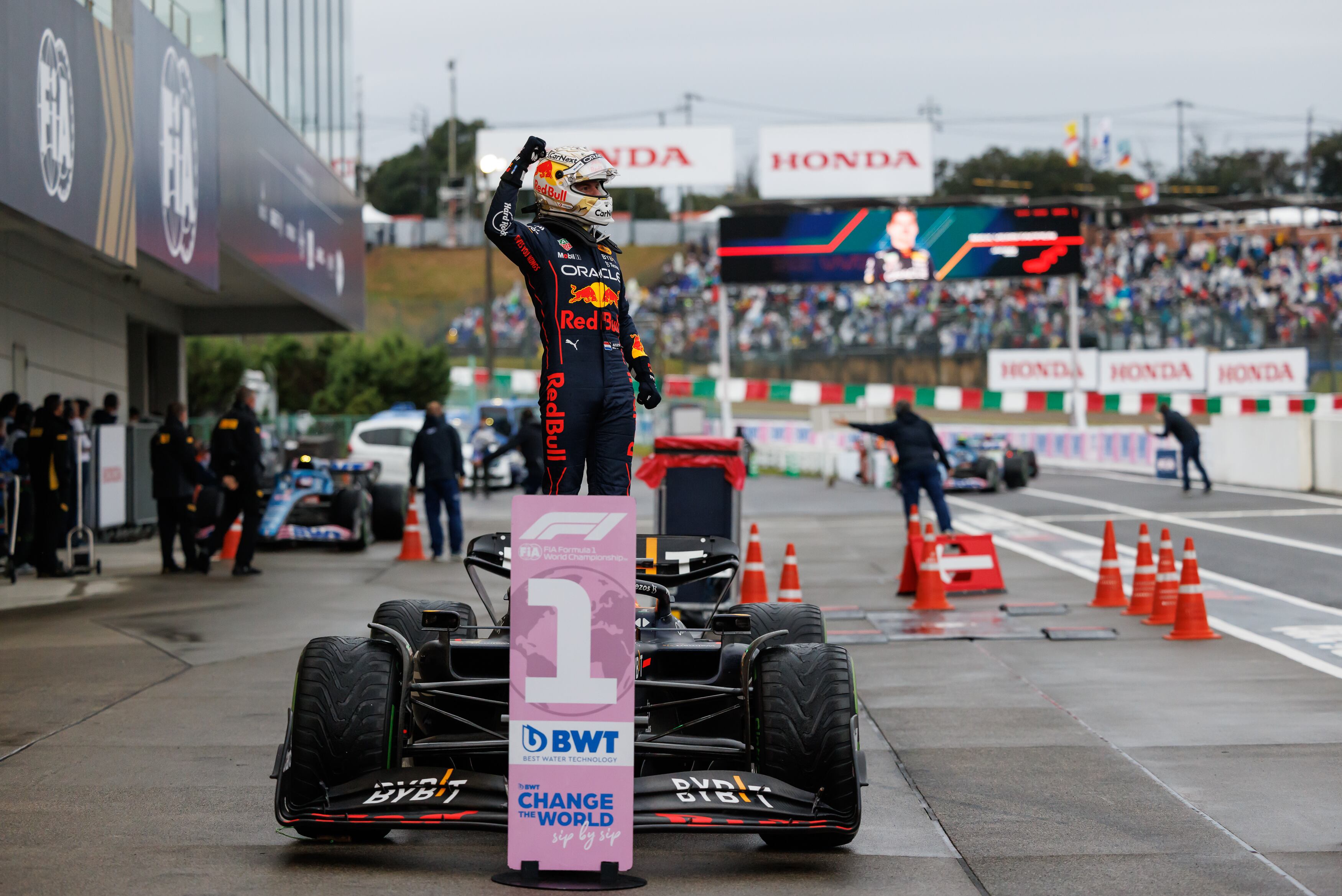 El neerlandés celebró con su equipo tras ganar en Japón