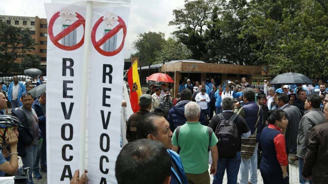 Decenas de personas exigieron la revocatoria del alcalde de Bogotá ante el Consejo Nacional Electoral