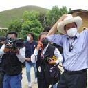 En esta foto difundida por la agencia de noticias peruana Andina, el candidato presidencial del partido Perú Libre, Pedro Castillo, saluda a los simpatizantes después de emitir su voto en las elecciones generales en Cajamarca, Perú, el domingo 11 de abril de 2021. Castillo parece seguro en pasar a una segunda vuelta en Perú, mientras otros tres derechistas luchan por el otro boleto, según datos de la autoridad electoral. (Pool, vía AP)