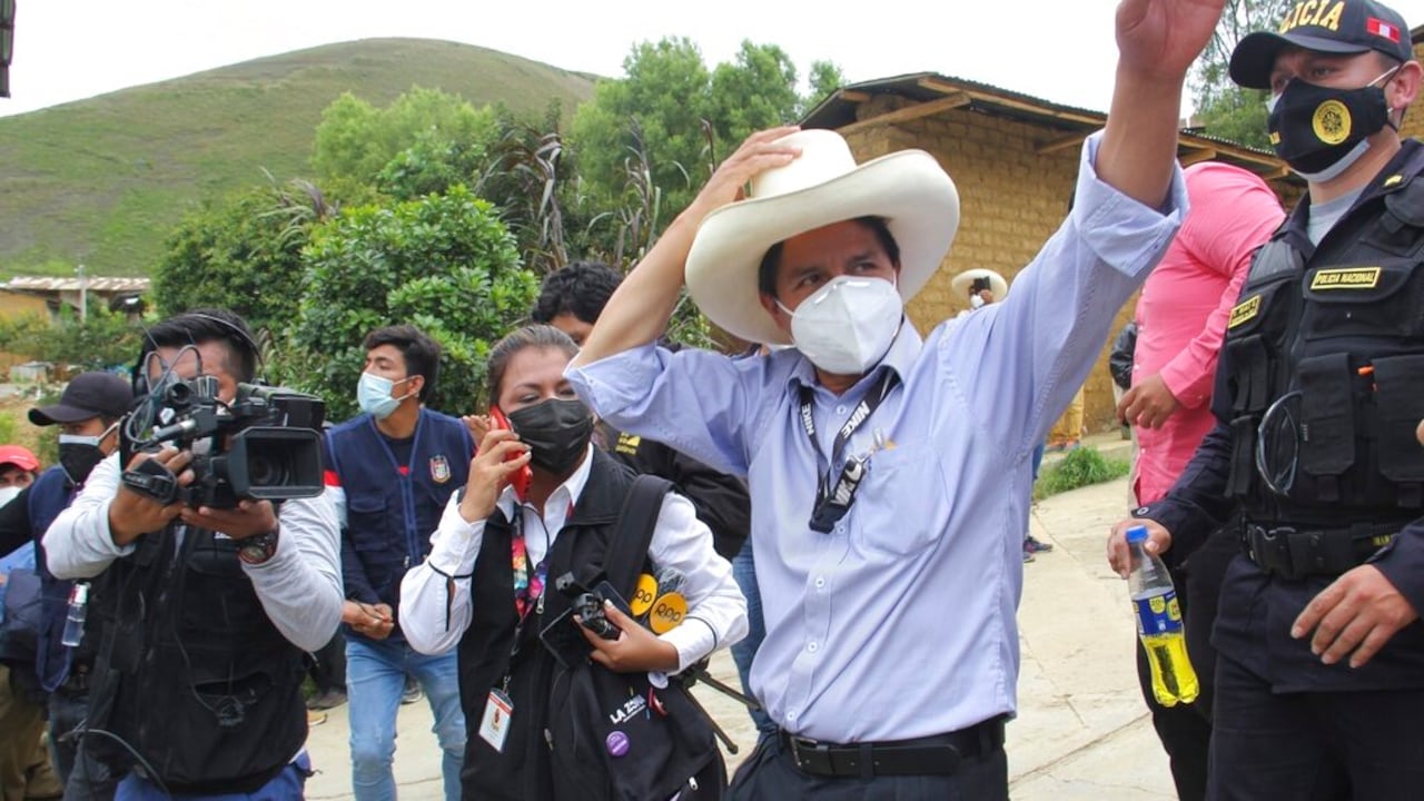En esta foto difundida por la agencia de noticias peruana Andina, el candidato presidencial del partido Perú Libre, Pedro Castillo, saluda a los simpatizantes después de emitir su voto en las elecciones generales en Cajamarca, Perú, el domingo 11 de abril de 2021. Castillo parece seguro en pasar a una segunda vuelta en Perú, mientras otros tres derechistas luchan por el otro boleto, según datos de la autoridad electoral. (Pool, vía AP)