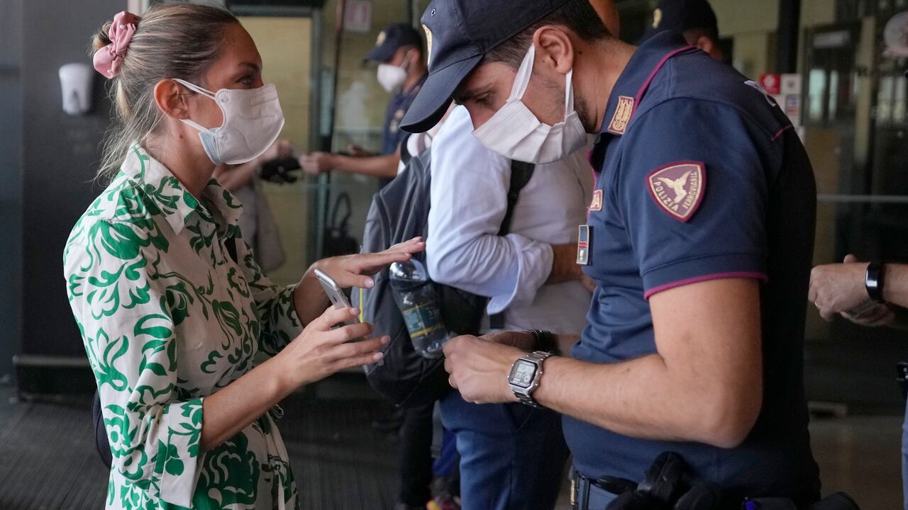 El gobierno de Italia prometió tomar medidas enérgicas contra los manifestantes que amenazan con bloquear las vías del tren en todo el país el miércoles como regla que requiere COVID-19 entraron en vigor las pruebas o vacunas para utilizar el transporte público para viajes nacionales de larga distancia. (Foto AP / Luca Bruno)