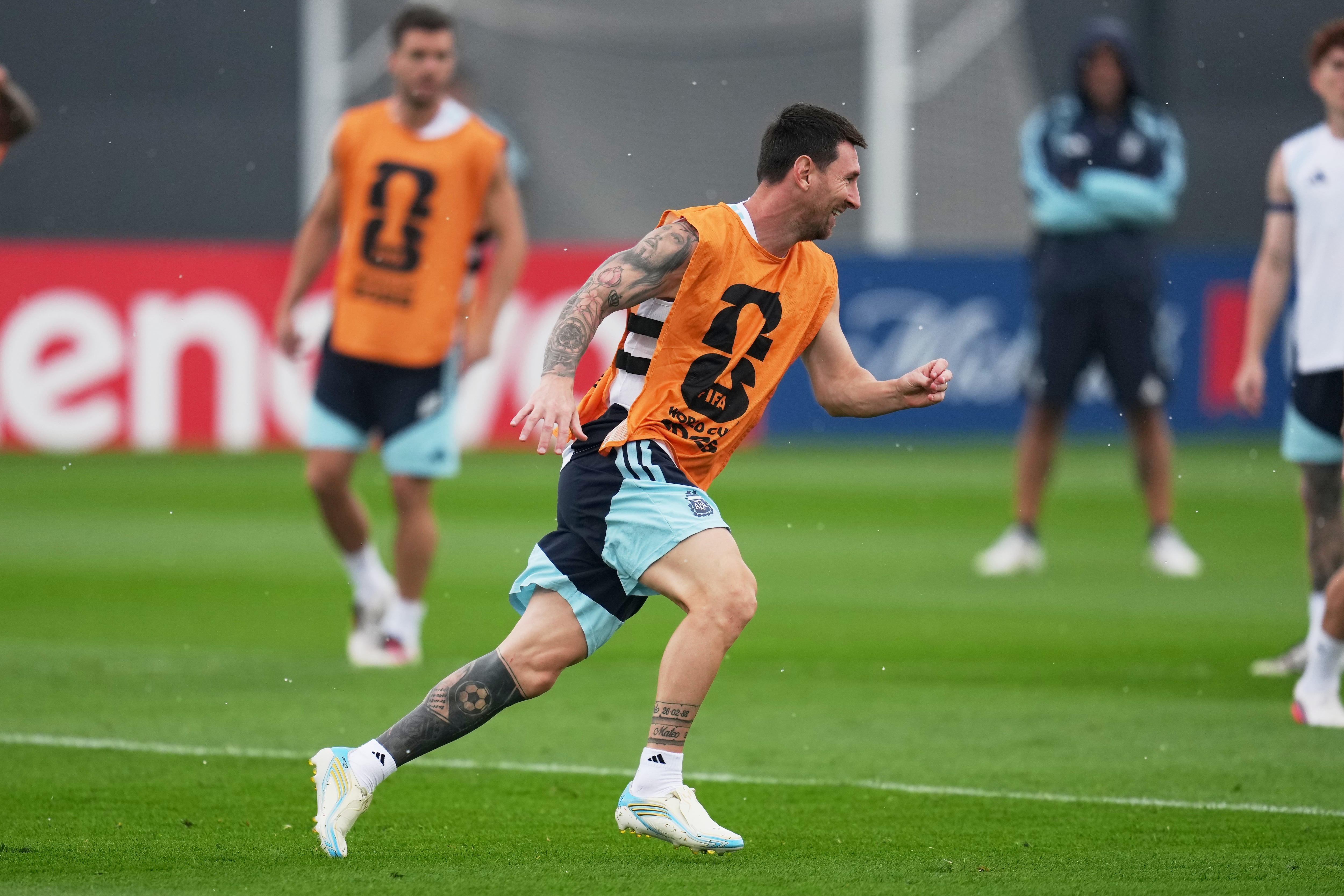 El argentino Lionel Messi se ejercita durante una sesión de entrenamiento en vísperas de la final de la Copa del Mundo de fútbol en Morristown, Nueva Jersey.