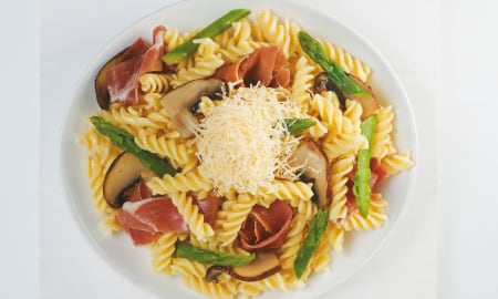 Prosciutto, espárragos, champiñones portobello y queso parmesano. Vea más galerías.