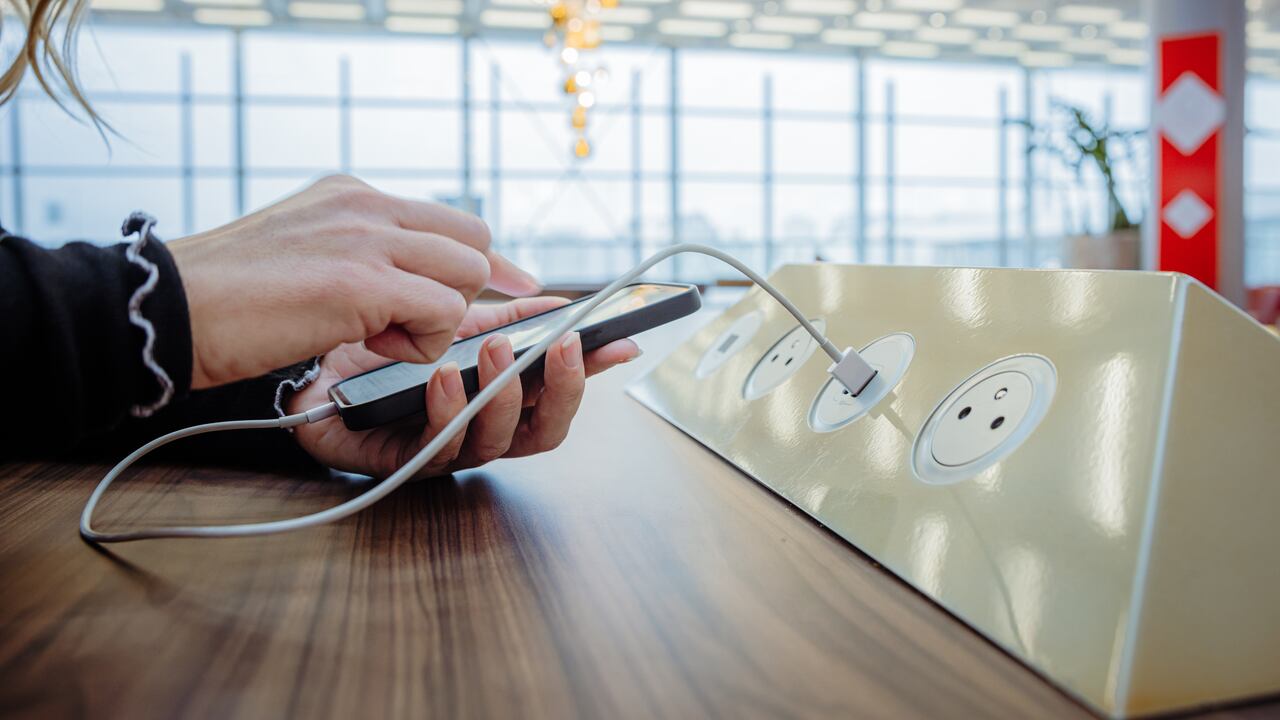 La unidades USB se utilizan para suministrar carga al celular.