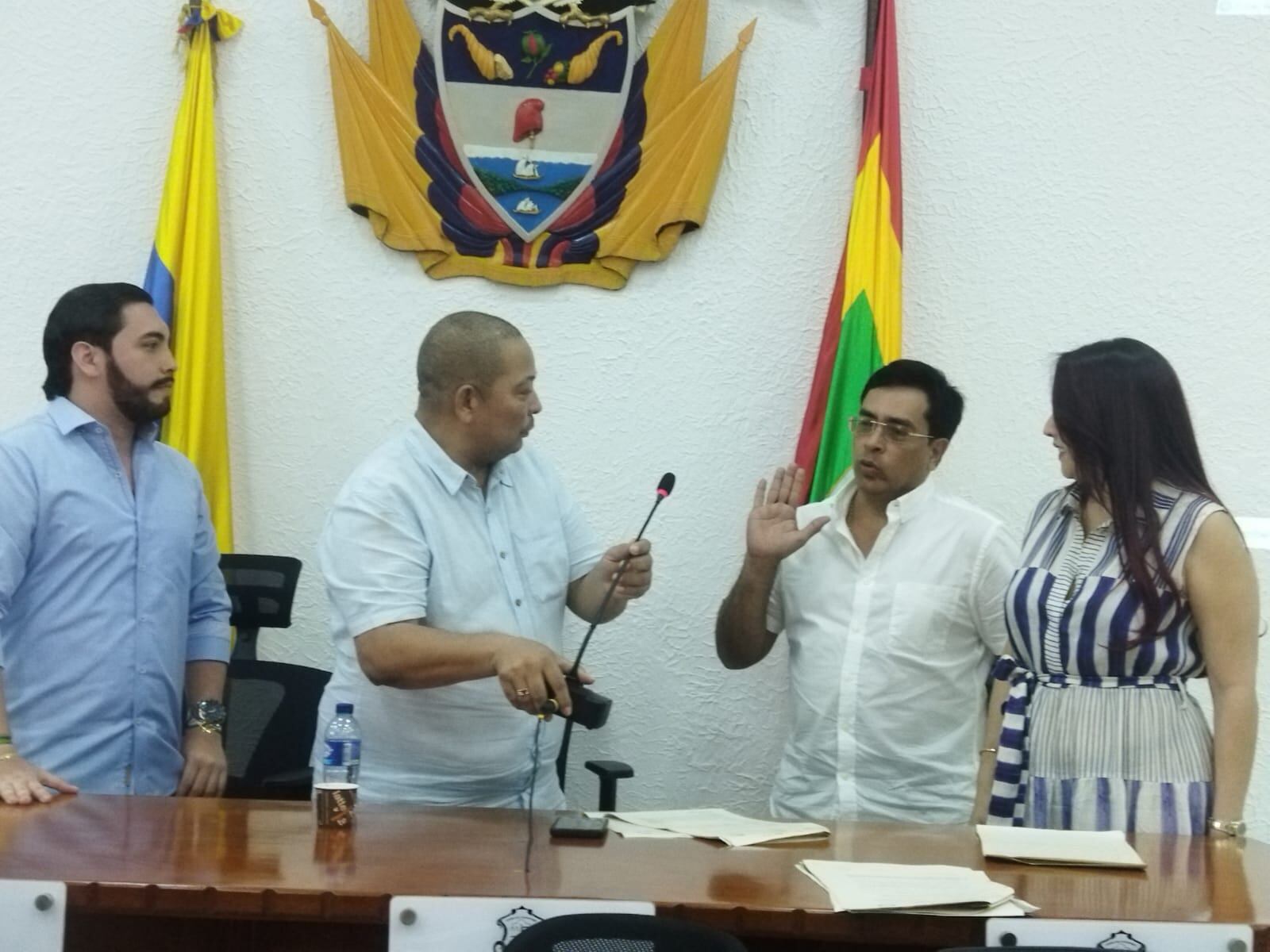 Momento en el que se posesionó la presidenta y el vicepresidente de la Comisión de la Mujer en Barranquilla.