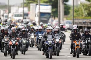 El presidente Jair Bolsonaro, al centro, encabeza una caravana de motociclistas para incrementar su base de simpatizantes con miras a las elecciones de octubre, ya que va rezagado en las primeras encuestas, el viernes 15 de abril de 2022, en Sao Paulo, Brasil. Foto AP /André Penner