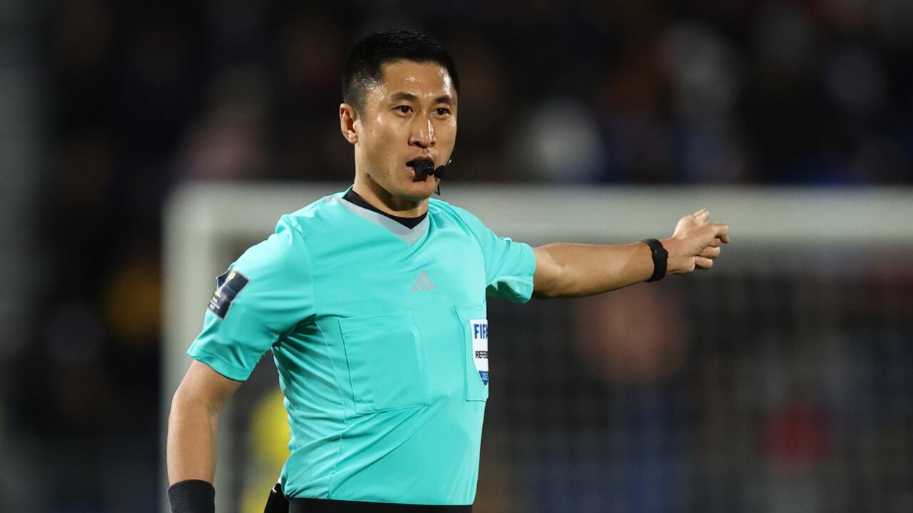 Ma Ning, juez comunicando la decisión por medio de altavoces.