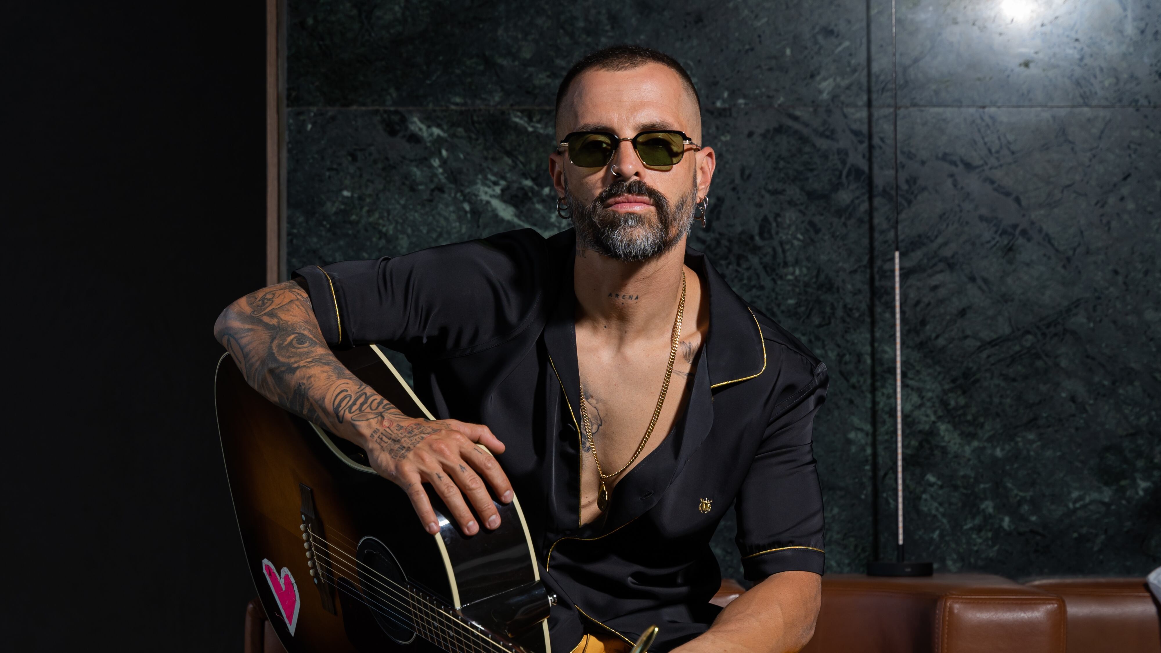 -Mike Bahía presentó su nuevo sencillo "Cómo Te Hago Entender" en homenaje a su autor Roberto Roena