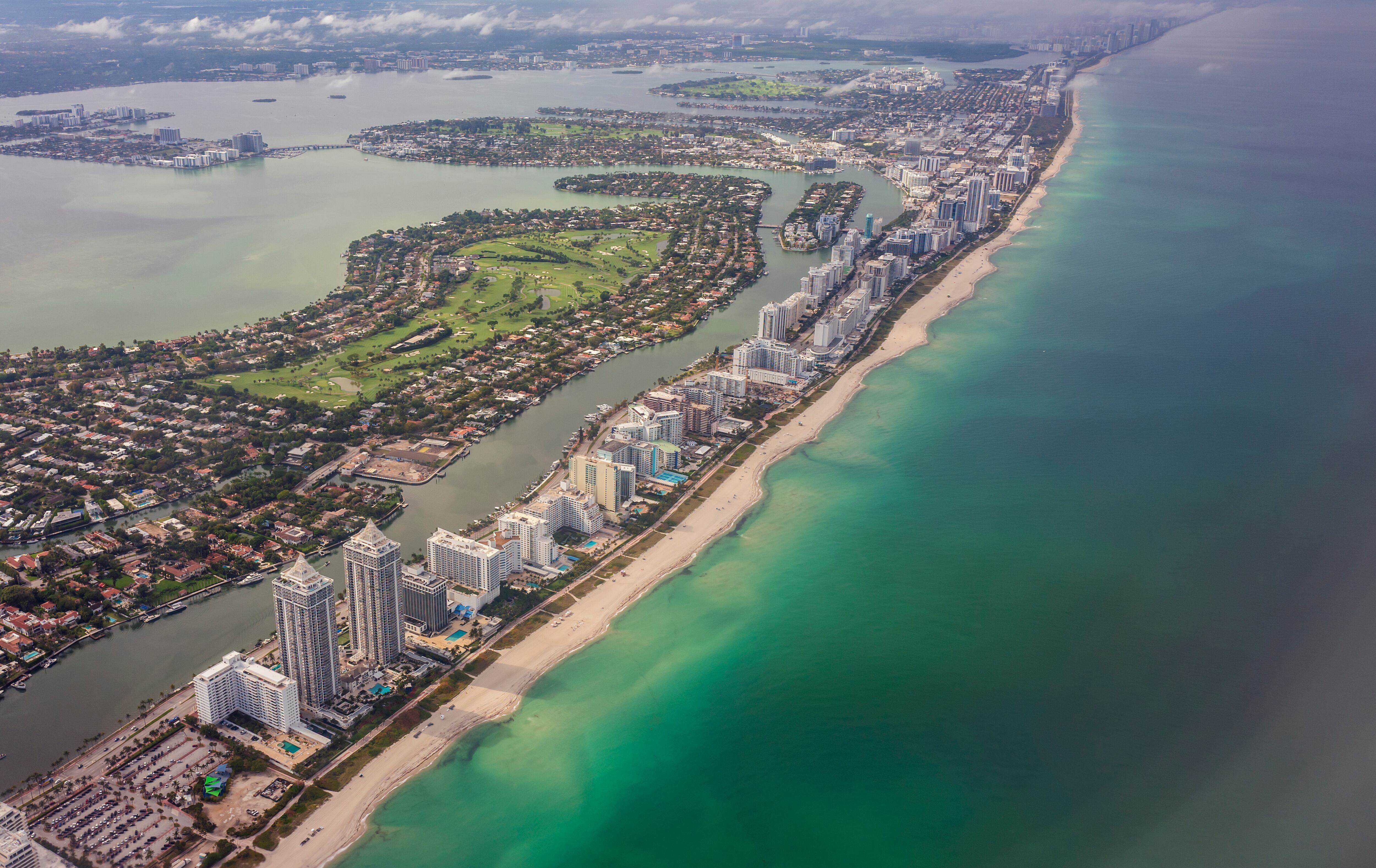 Vista aérea de la zona de La Gorce en Miami Beach, el 8 de abril de 2025 en Miami, Florida.