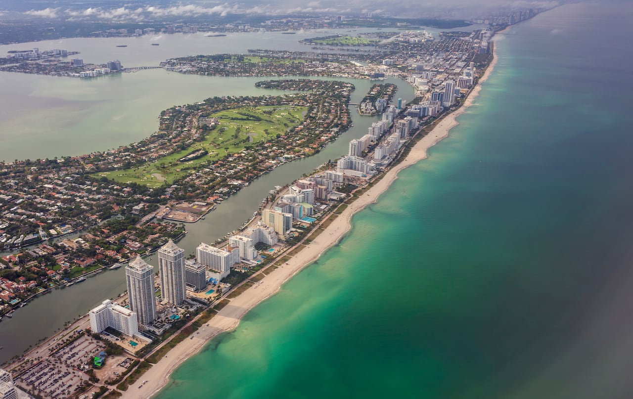 Vista aérea de la zona de La Gorce en Miami Beach, el 8 de abril de 2025 en Miami, Florida.