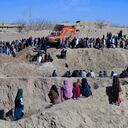 Los afganos reunidos mientras los rescatistas intentaban alcanzar y rescatar al niño.