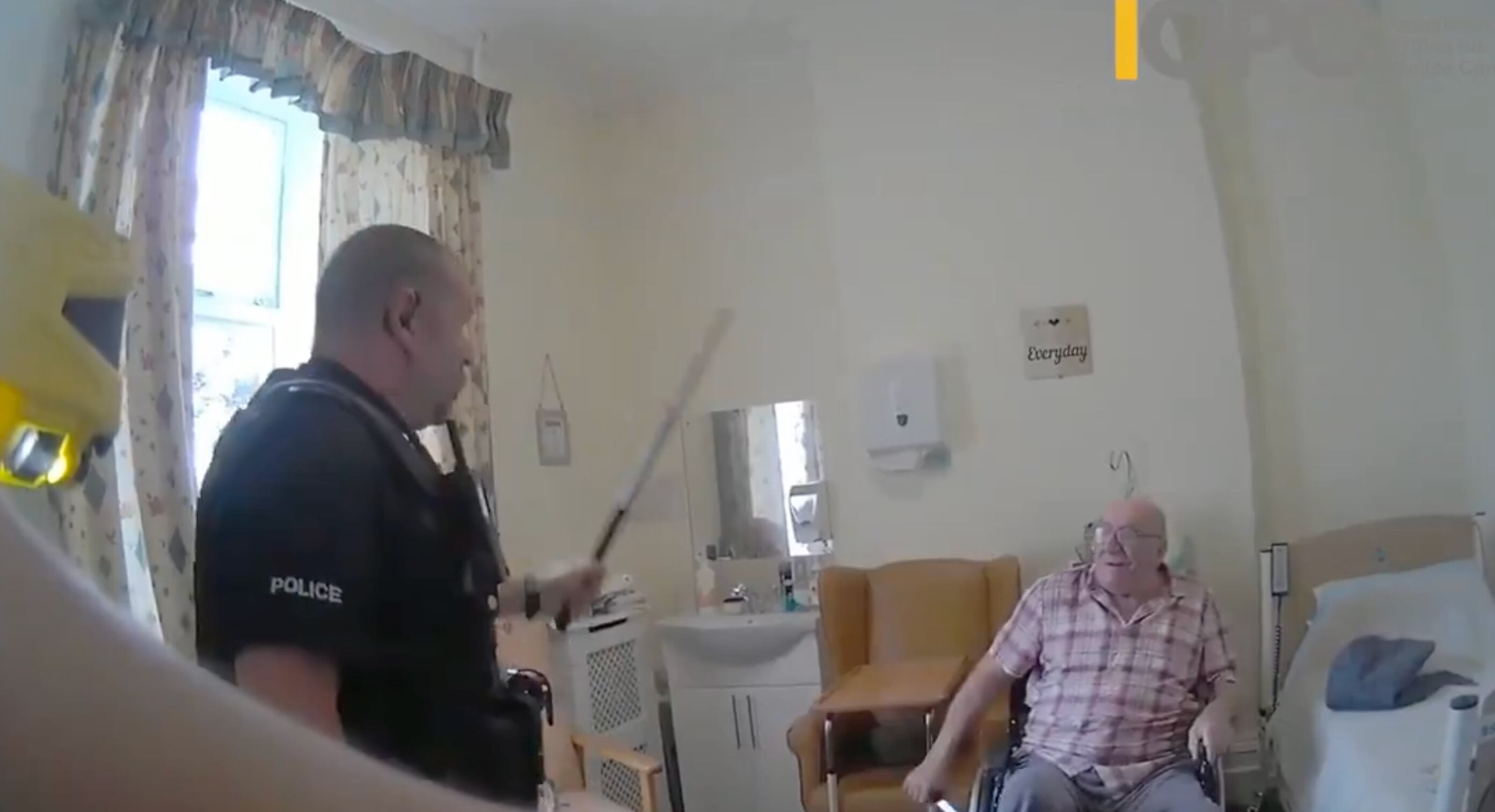 Uno de los agentes golpeó con su porra al anciano