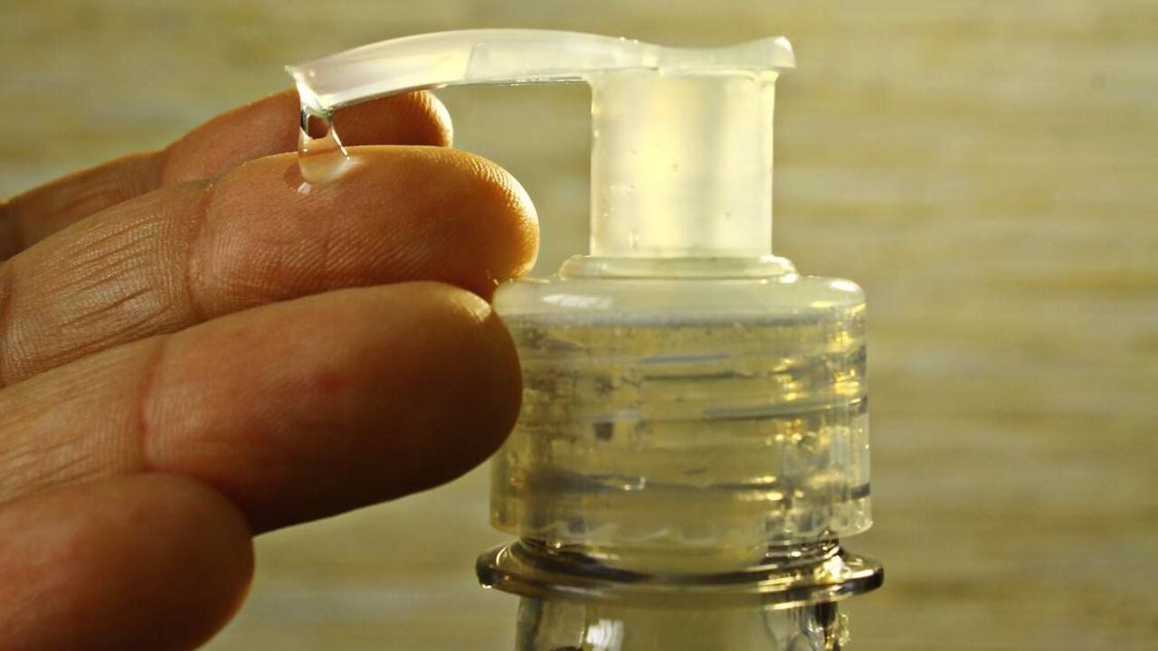 El gel antibacterial, producto que se volvió indispensable en la pandemia.