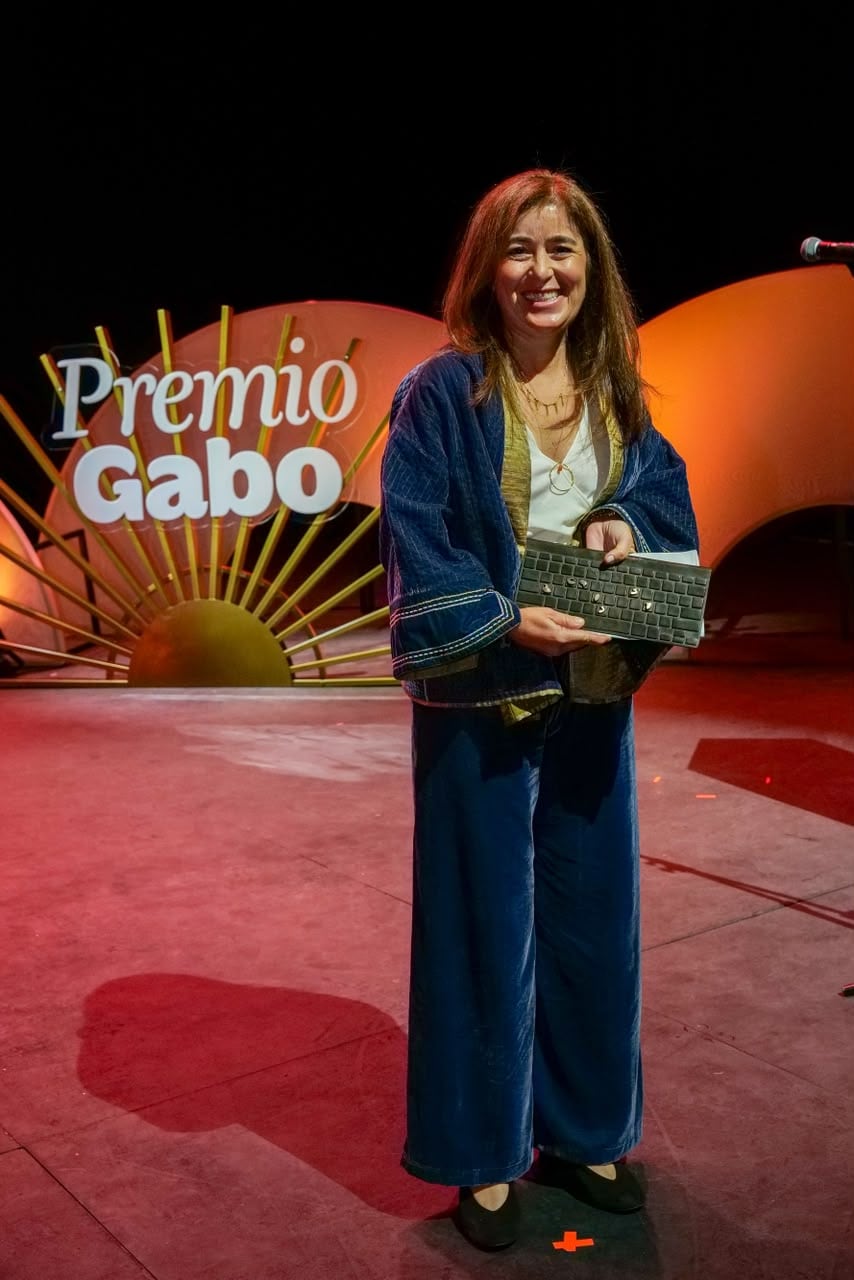 La periodista colombiana Catalina Gómez recibió el reconocimiento a la Excelencia del Premio Gabo 2026, por su labor como corresponsal de guerra.