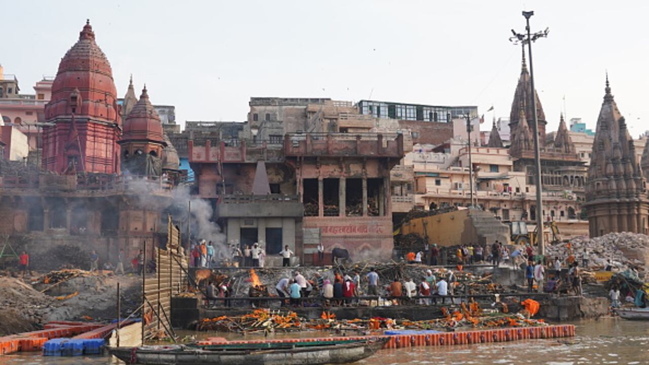 Morir junto a las orillas del Ganges garantiza que serán incinerados allí y que sus cenizas serán esparcidas en el agua a lo largo de las escalinatas del río. (Photo by Anne-Sophie Galli/picture alliance via Getty Images)