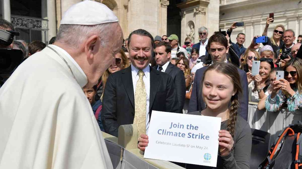 Papa Franciso y Greta Thunberg en el Vaticano, este miércoles 17 de abril. Foto: AFP/Prensa del Vaticano