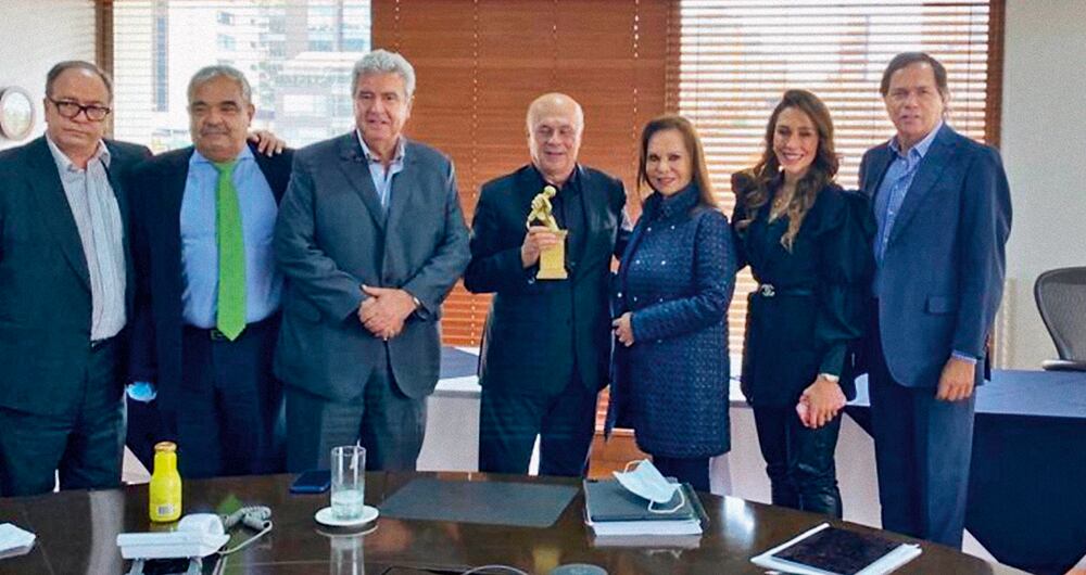 En la ceremonia en la que RCN le entregó una estatuilla como reconocimiento a 50 años de carrera profesional. Acompañan a Carlos Antonio Vélez, su esposa y su hija y los directivos de RCN Radio.