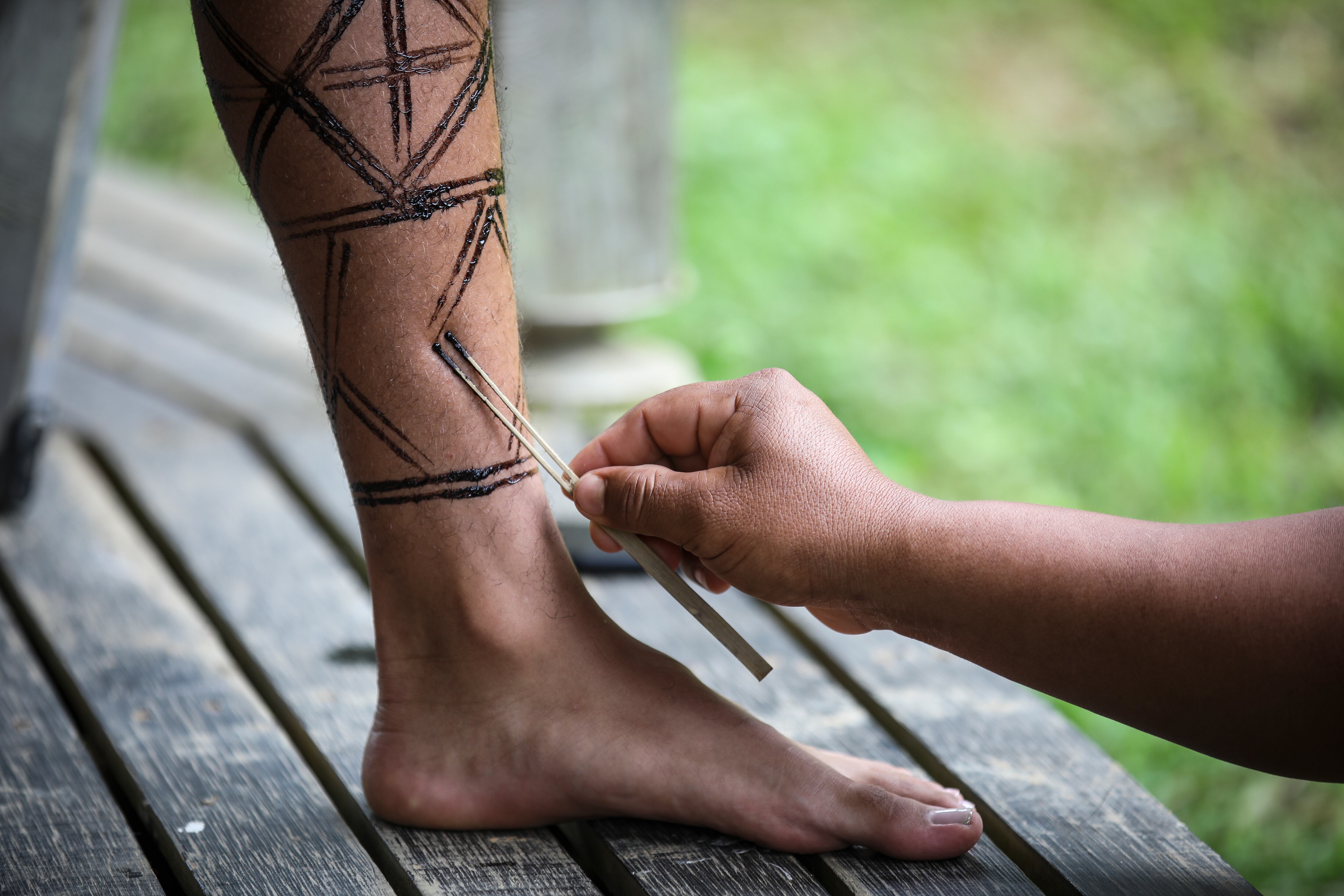 La pintura con jagua es otra de las extraordinarias experiencias.